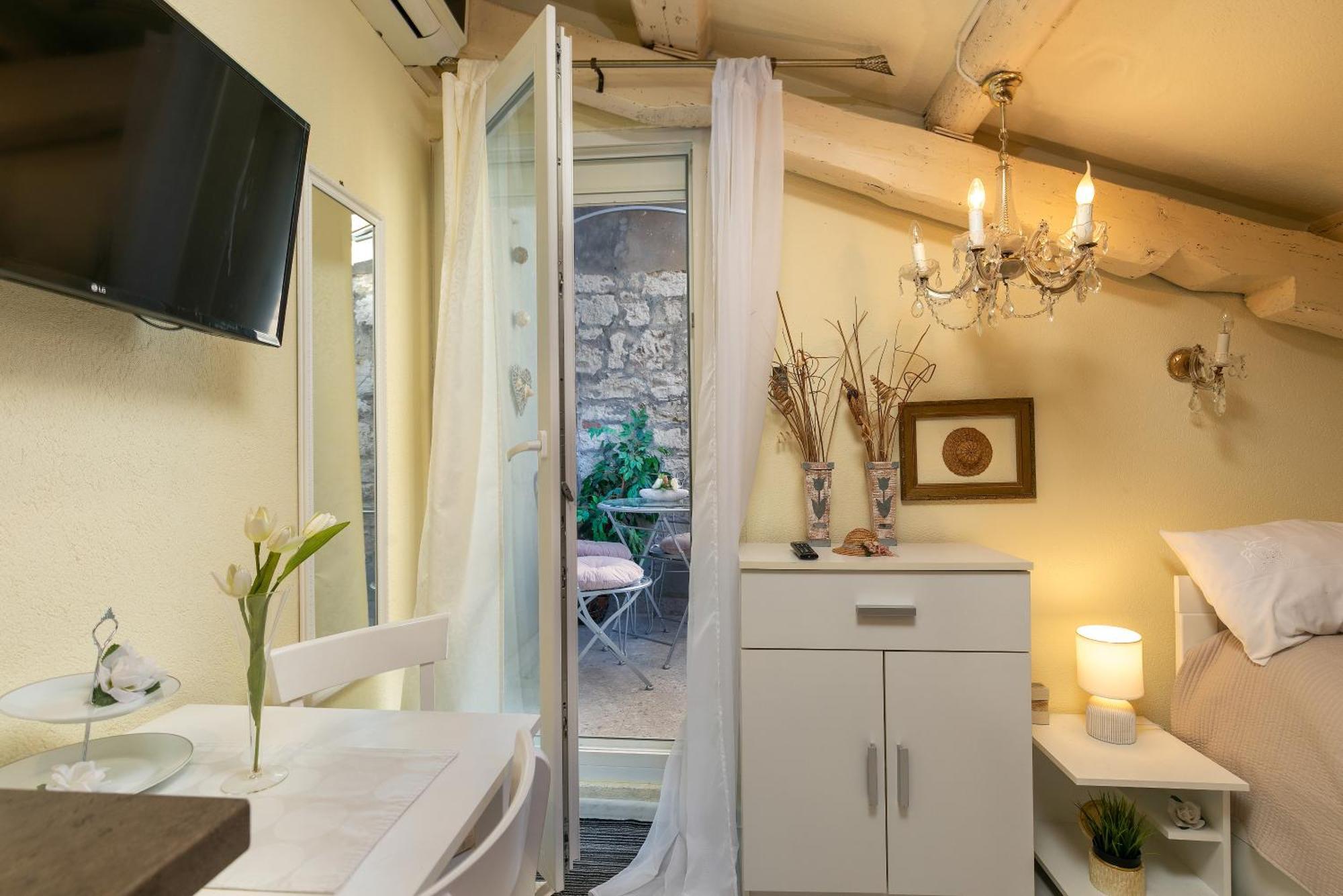Duplex Apartment Camelia In Charming Old Town ロヴィニ エクステリア 写真